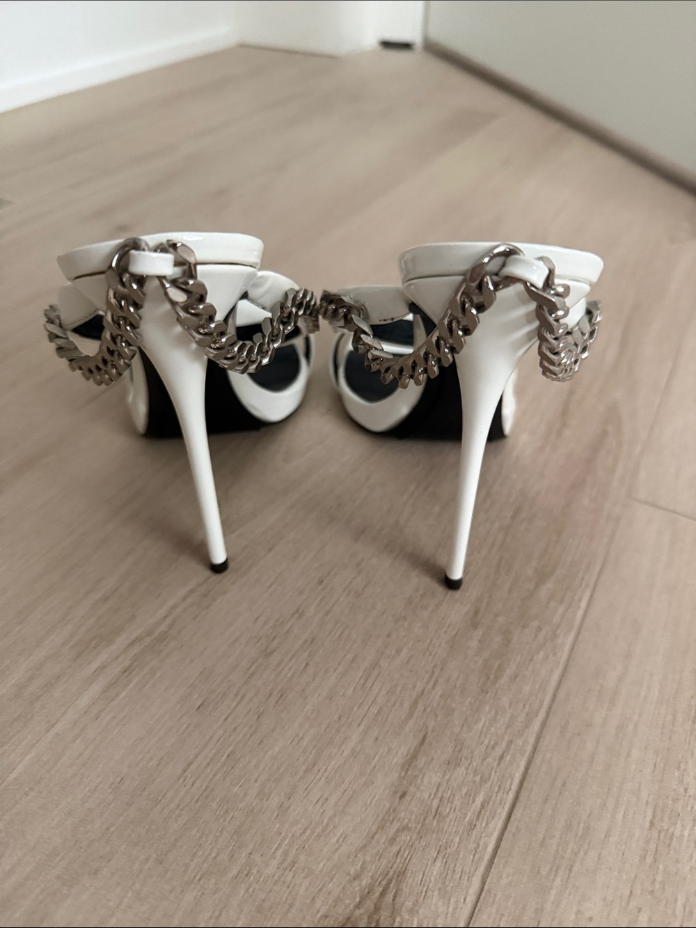 Giuseppe Zanotti White Slide Sandals with Silver Chain Trim - Picture 2 of 4